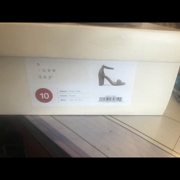 Heels - Picture 4 of 4